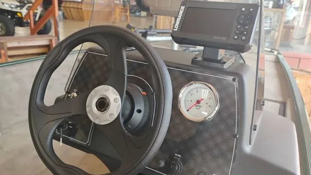 Slide: The Image of Tracker Bass Tracker Classic Limited 2026 - 14