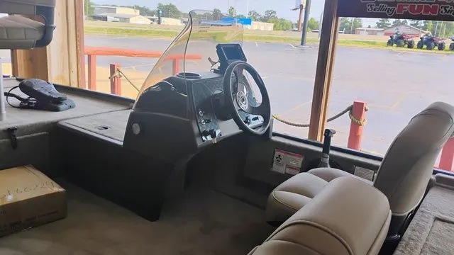 Slide: The Image of Tracker Bass Tracker Classic Limited 2026 - 22