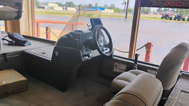 Slide: The Image of Tracker Bass Tracker Classic Limited 2026 - 24