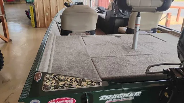 Slide: The Image of Tracker Bass Tracker Classic Limited 2026 - 26