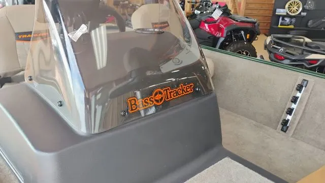 Slide: The Image of Tracker Bass Tracker Classic Limited 2026 - 3