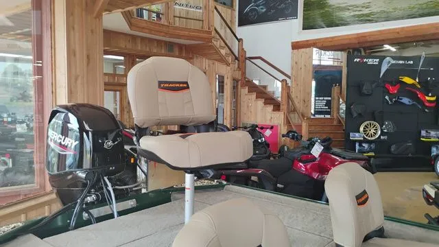 Slide: The Image of Tracker Bass Tracker Classic Limited 2026 - 34