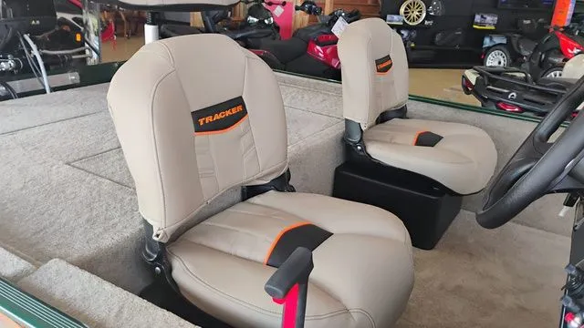 Slide: The Image of Tracker Bass Tracker Classic Limited 2026 - 35