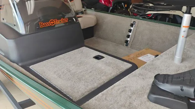 Slide: The Image of Tracker Bass Tracker Classic Limited 2026 - 37