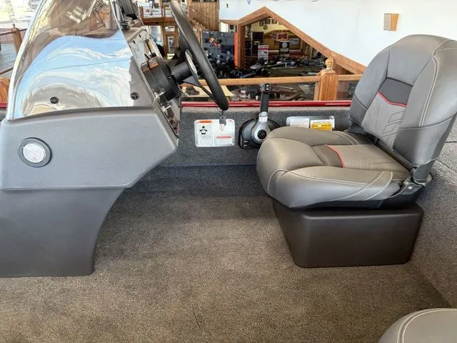 Slide: The Image of Tracker Bass Tracker Classic XL 2026 - 13