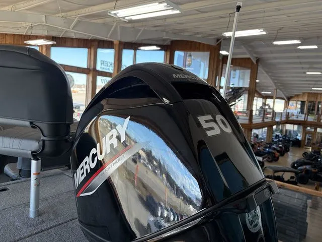 Slide: The Image of Tracker Bass Tracker Classic XL 2026 - 24