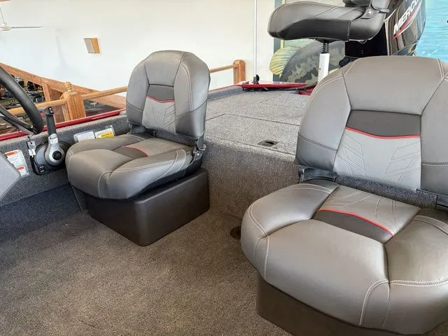 Slide: The Image of Tracker Bass Tracker Classic XL 2026 - 29