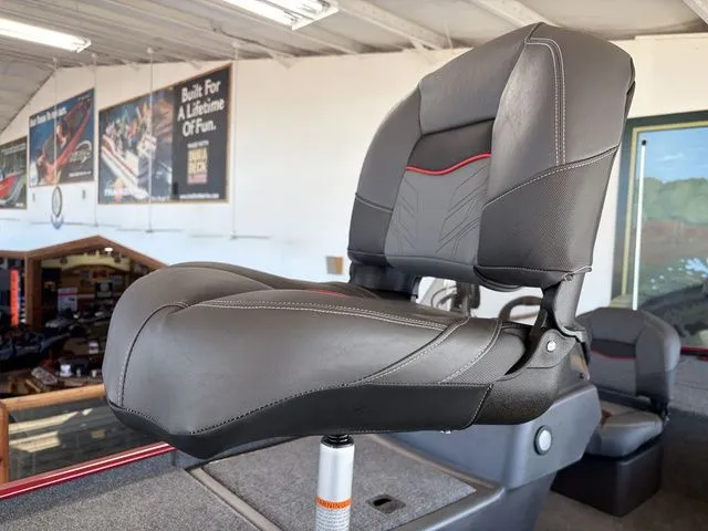 Slide: The Image of Tracker Bass Tracker Classic XL 2026 - 33