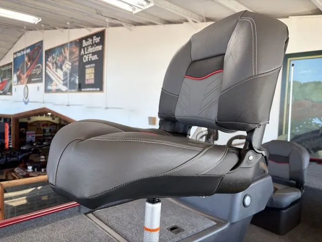 Slide: The Image of Tracker Bass Tracker Classic XL 2026 - 8