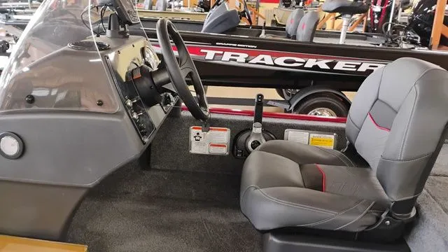 Slide: The Image of Tracker Bass Tracker Classic XL 2026 - 17