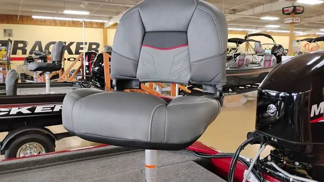 Slide: The Image of Tracker Bass Tracker Classic XL 2026 - 24