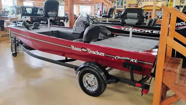Slide: The Image of Tracker Bass Tracker Classic XL 2026 - 3