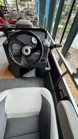 Slide: The Image of Sun Tracker Bass Buggy 16 XL 2026 - 10