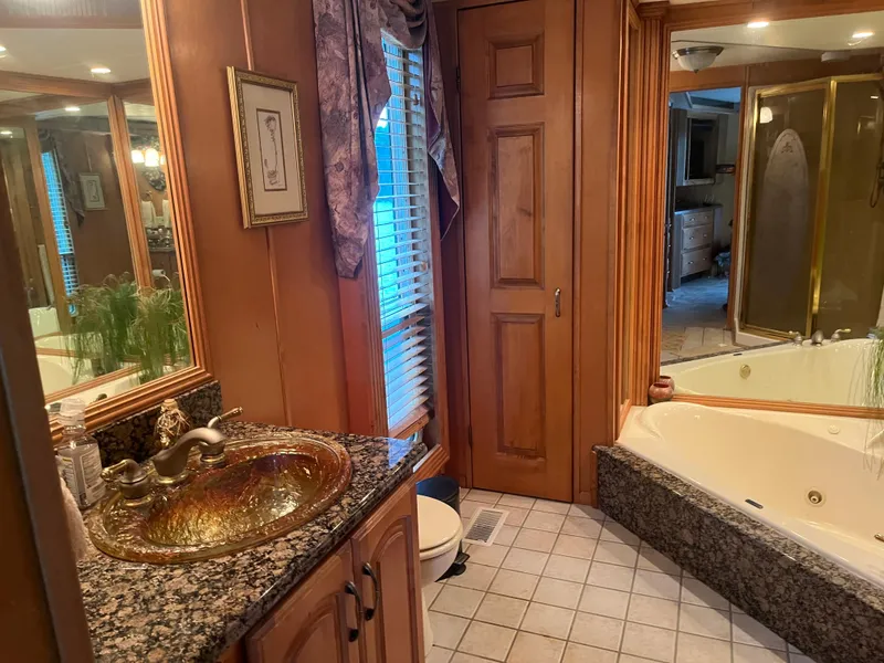 Slide: The Image of Master En-suite Head - 42