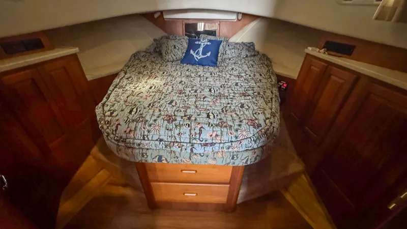 Slide: The Image of 1999 Mainship 350 Forward Primary Stateroom - 18