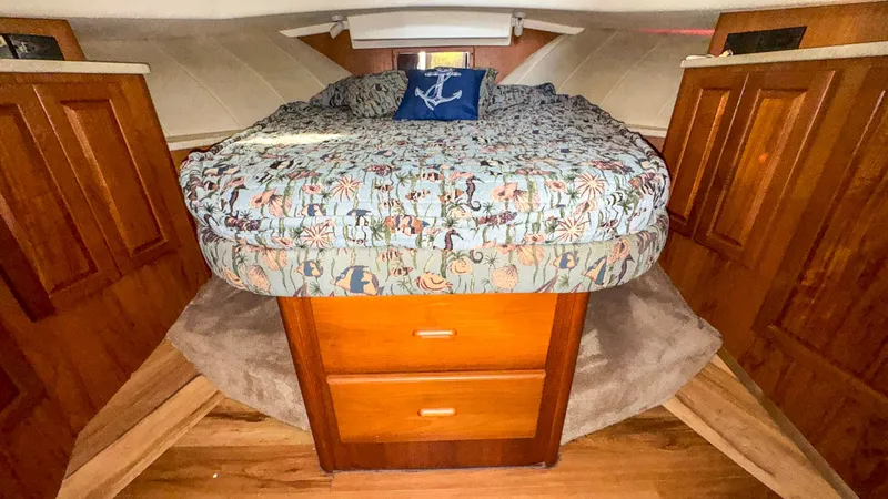 Slide: The Image of 1999 Mainship 350 Forward Primary Stateroom - 19