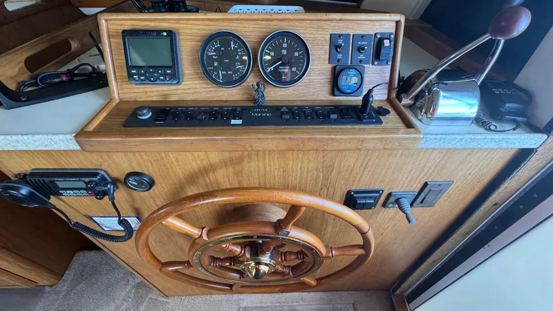 Slide: The Image of 1999 Mainship 350 Lower Helm - 27