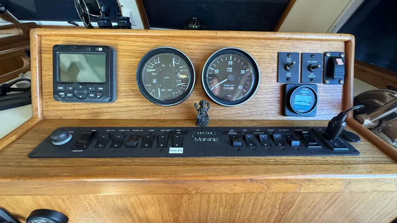 Slide: The Image of 1999 Mainship 350 Lower Helm - 29