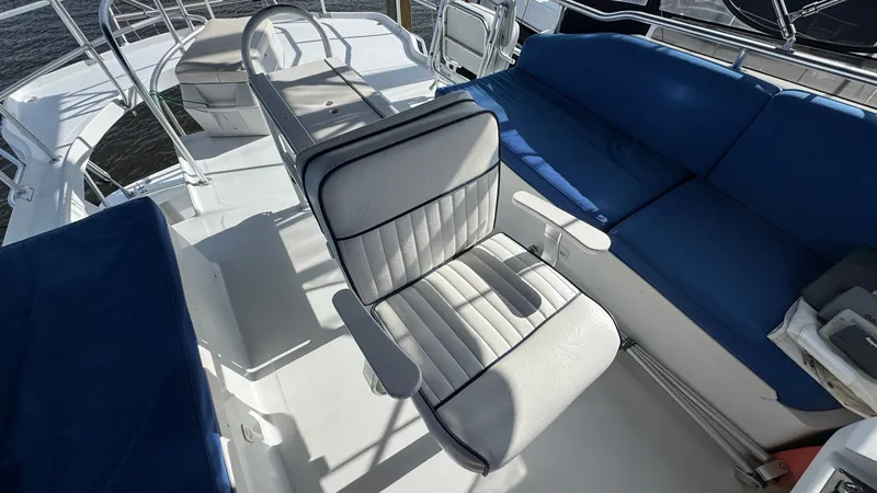 Slide: The Image of 1999 Mainship 350 Flybridge - 33