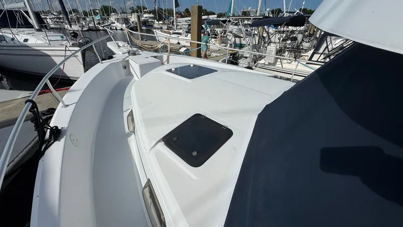 Slide: The Image of 1999 Mainship 350 Bow - 39