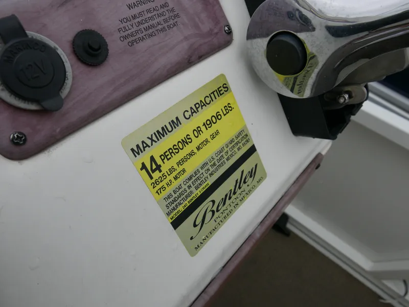 Slide: The Image of Capacity label on 2006 Bentley Pontoons 240 CRUISE, maximum 14 persons or 1906 lbs. - 13