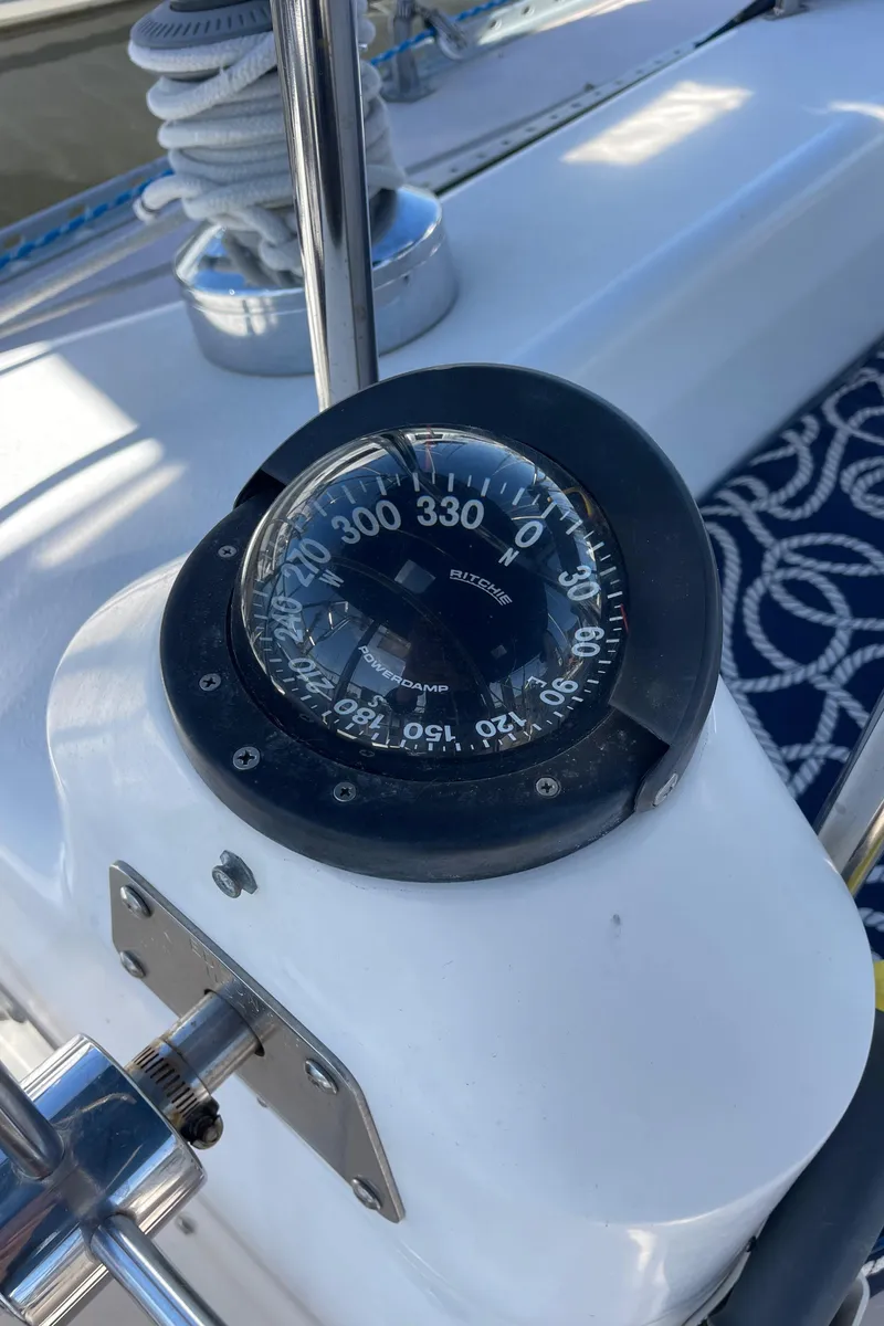 Slide: The Image of Compass on 1998 Catalina 400 sailboat, showing nautical direction. - 17