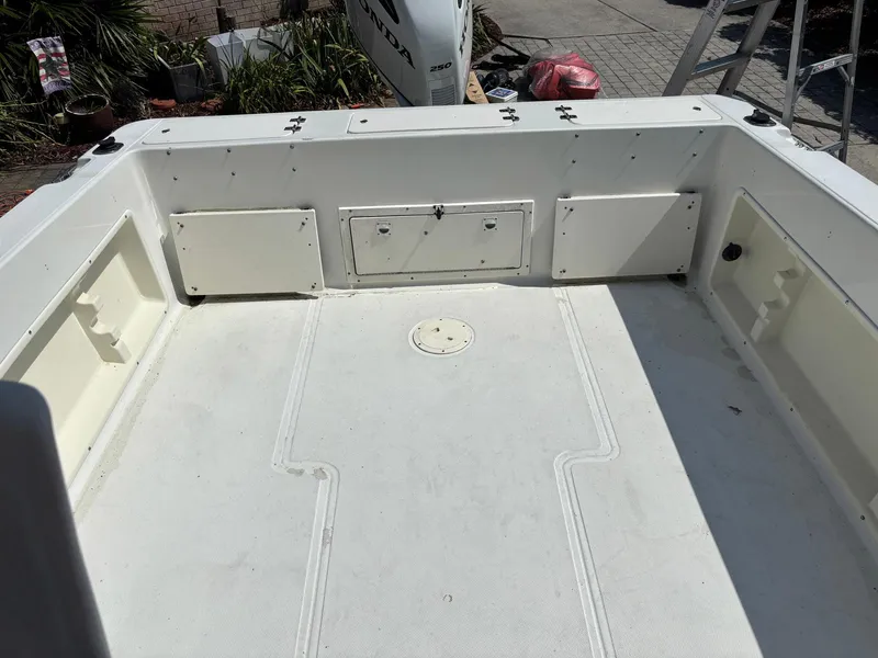 Slide: The Image of 2000 Hydra-Sports 230 Seahorse WA boat deck, featuring storage compartments and clean white surface. - 6