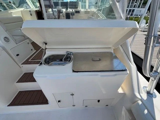 Slide: The Image of Albemarle 410 Express Fisherman 2004 - 17