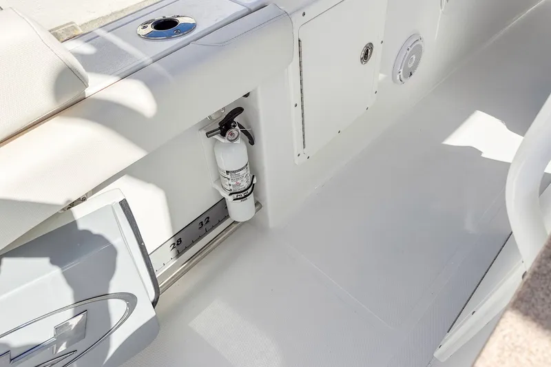 Slide: The Image of Sea Hunt Ultra 305 SE 2022 - 12