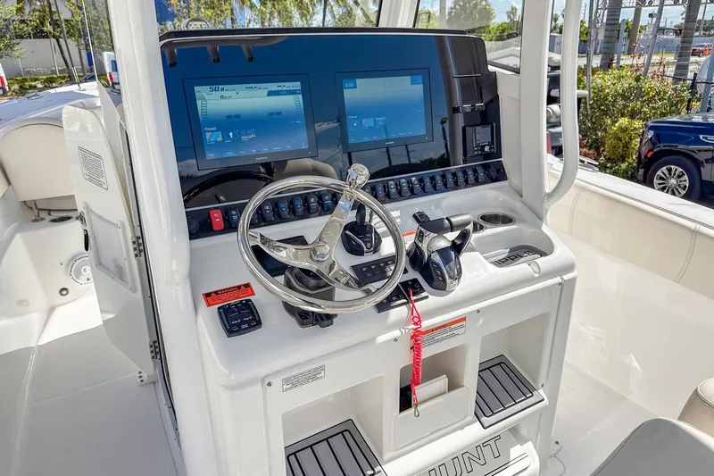 Slide: The Image of Sea Hunt Ultra 305 SE 2022 - 13