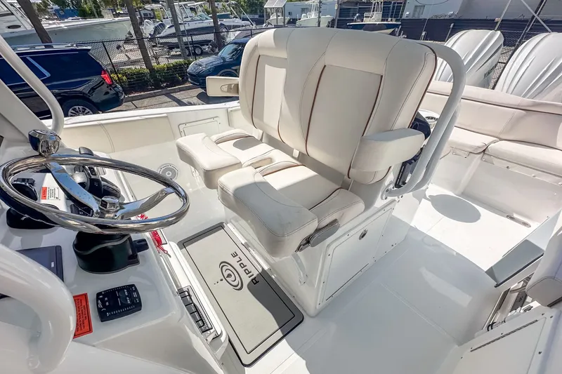 Slide: The Image of Sea Hunt Ultra 305 SE 2022 - 17