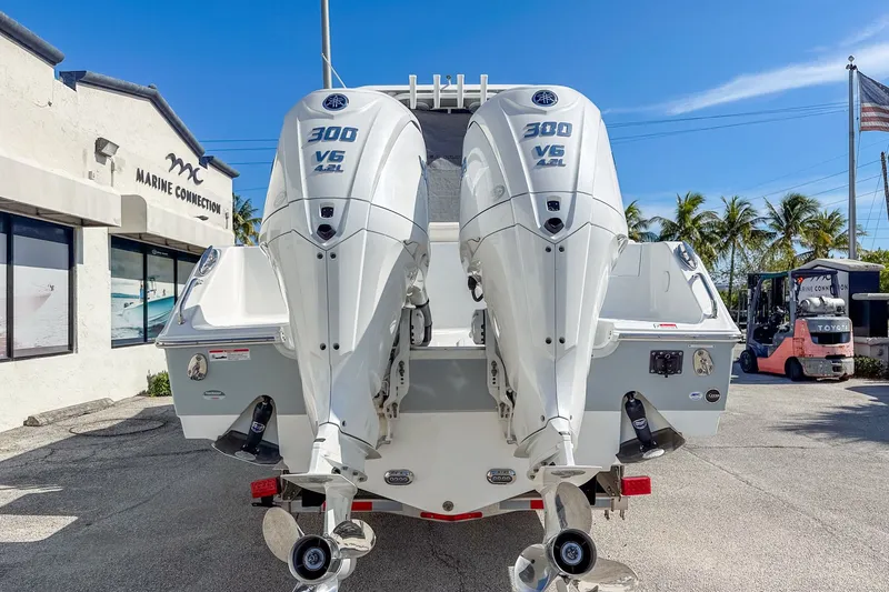 Slide: The Image of Sea Hunt Ultra 305 SE 2022 - 6