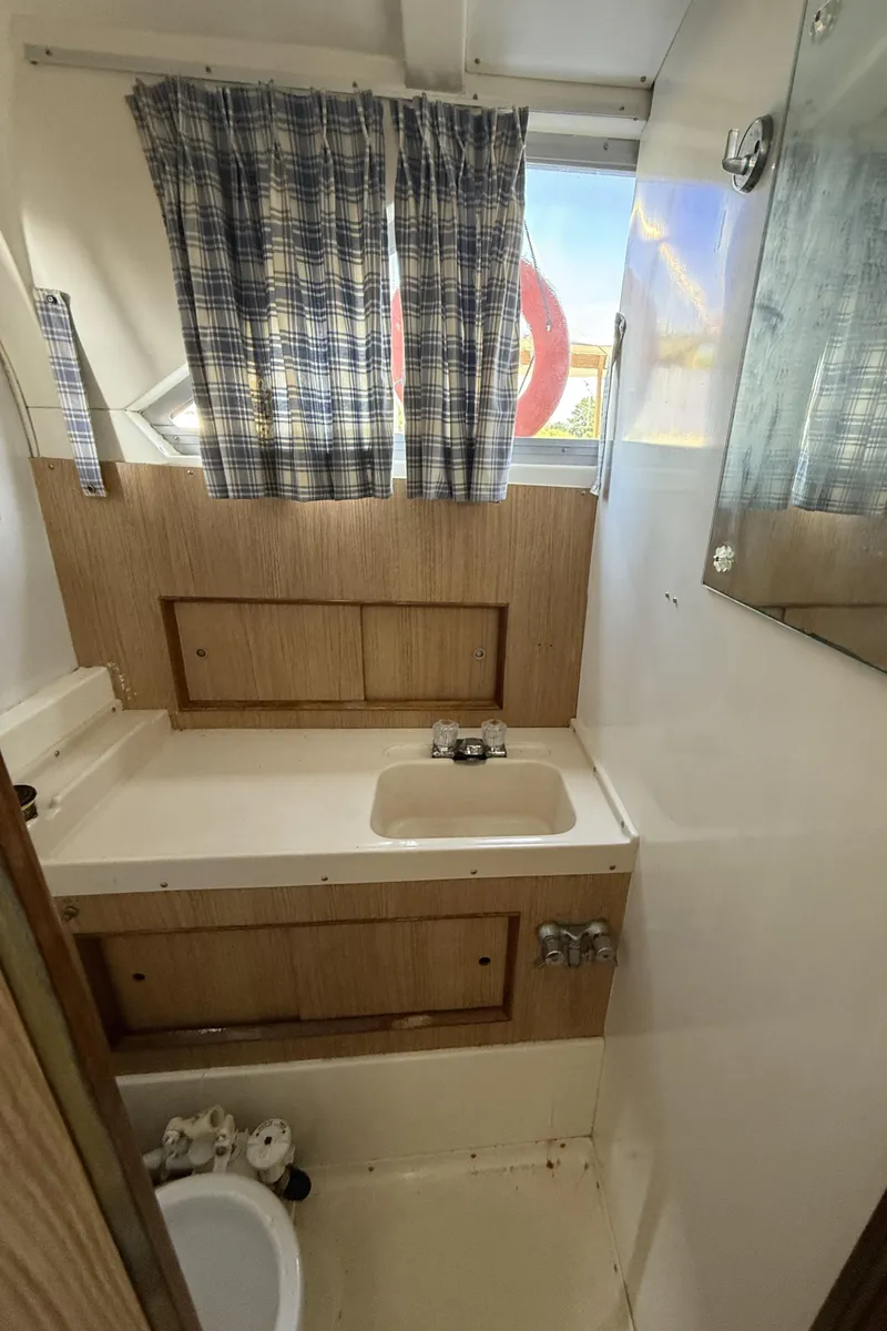 Slide: The Image of Bertram 28 Flybridge Head - 12