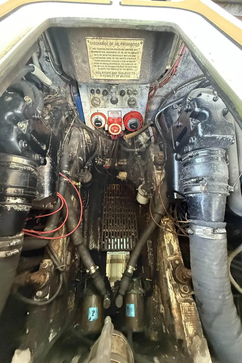 Slide: The Image of Bertram 28 Flybridge Engines - 13