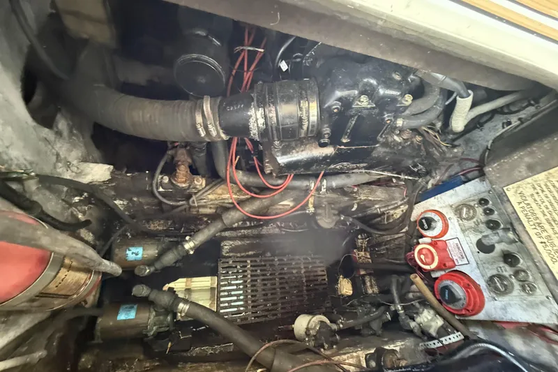 Slide: The Image of Bertram 28 Flybridge Port Engine side - 14