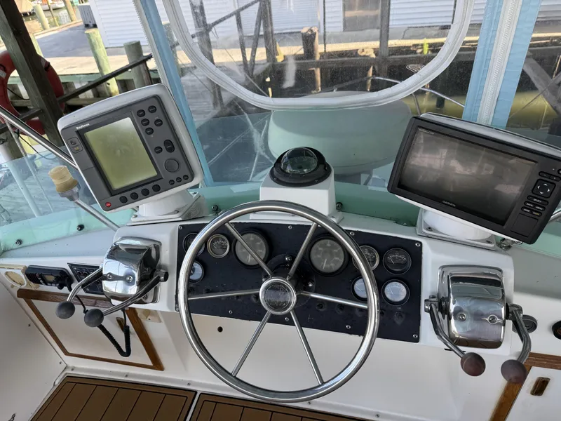 Slide: The Image of Bertram 28 Flybridge Helm - 6