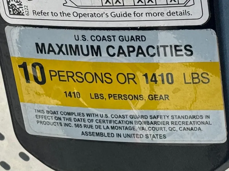 Slide: The Image of 2023 Sea-Doo Switch Cruise 21 capacity label: 10 persons or 1410 lbs maximum. - 21