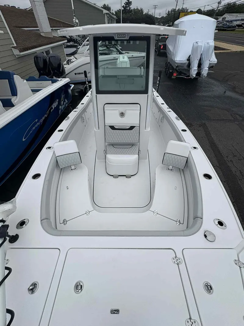 Slide: The Image of 2026 Blackfin 262 HB boat with spacious deck and modern design. - 9