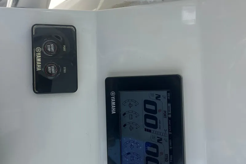 Slide: The Image of Yamaha control panel and display on a 2015 Jupiter 26 FS boat. - 51