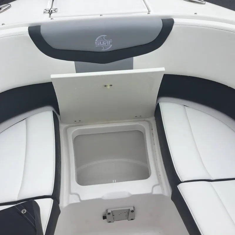 Slide: The Image of Chaparral 30 Surf 2024 - 29