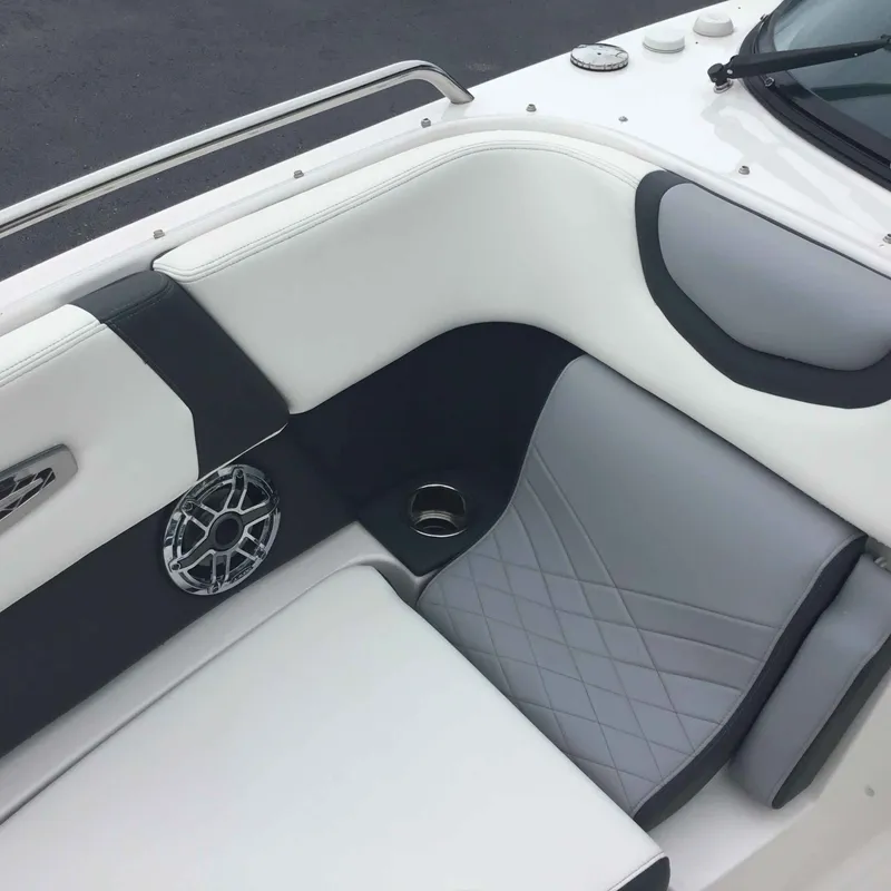 Slide: The Image of Chaparral 30 Surf 2024 - 30