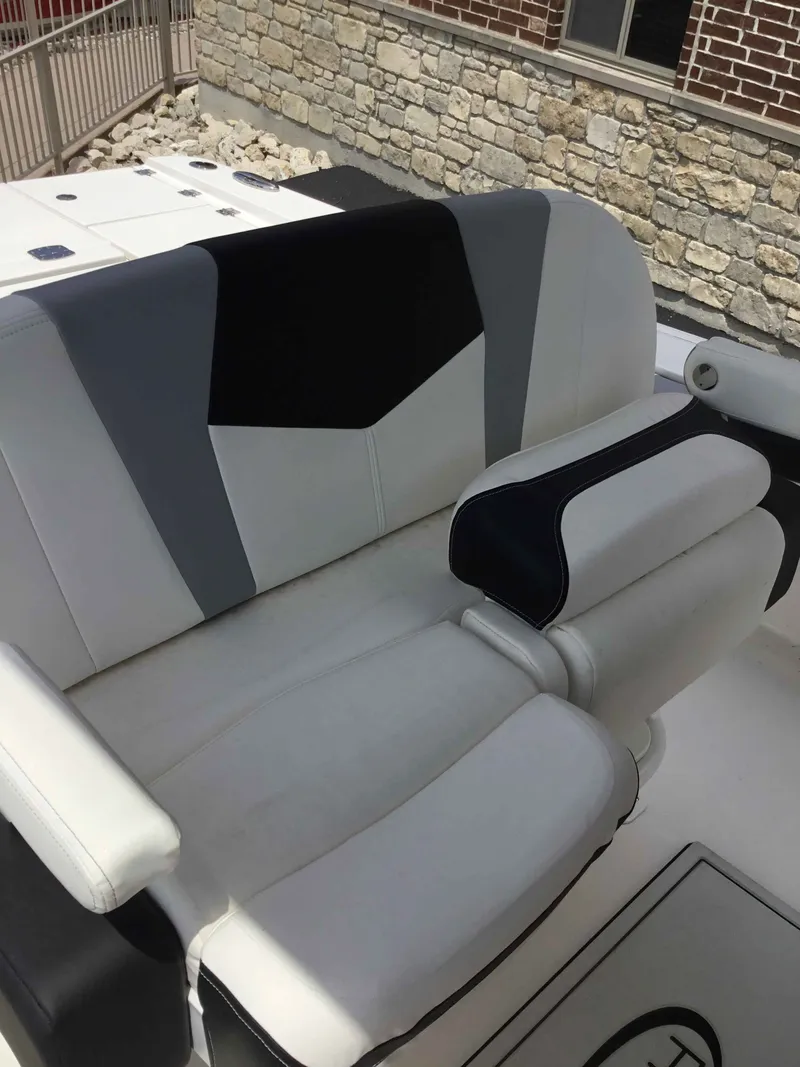 Slide: The Image of Robalo 266 Cayman 2025 - 13