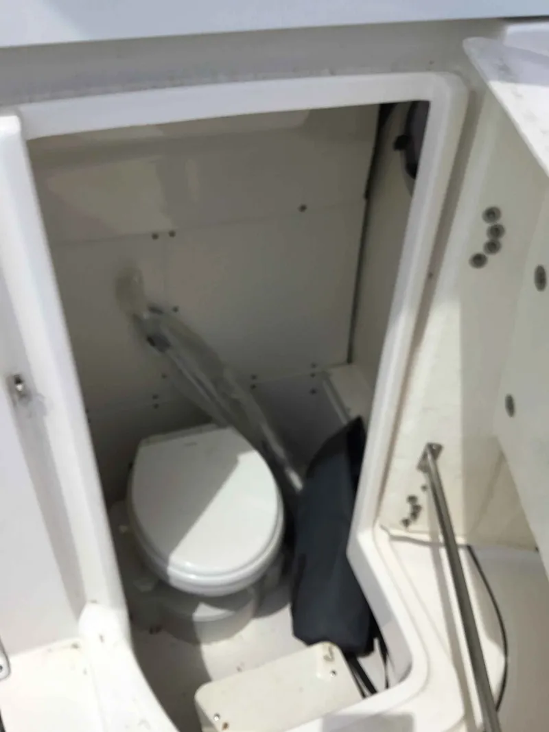 Slide: The Image of Robalo 266 Cayman 2025 - 11