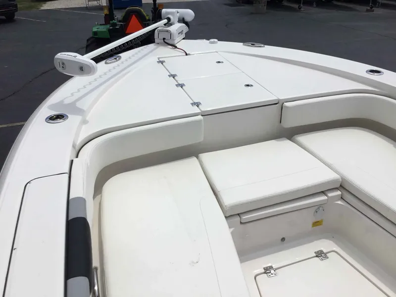 Slide: The Image of Robalo 266 Cayman 2025 - 9