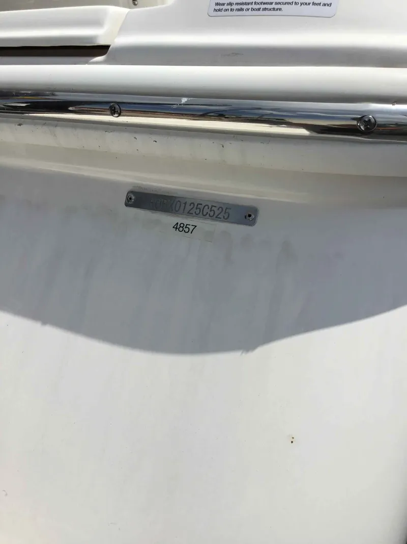 Slide: The Image of Robalo 266 Cayman 2025 - 17