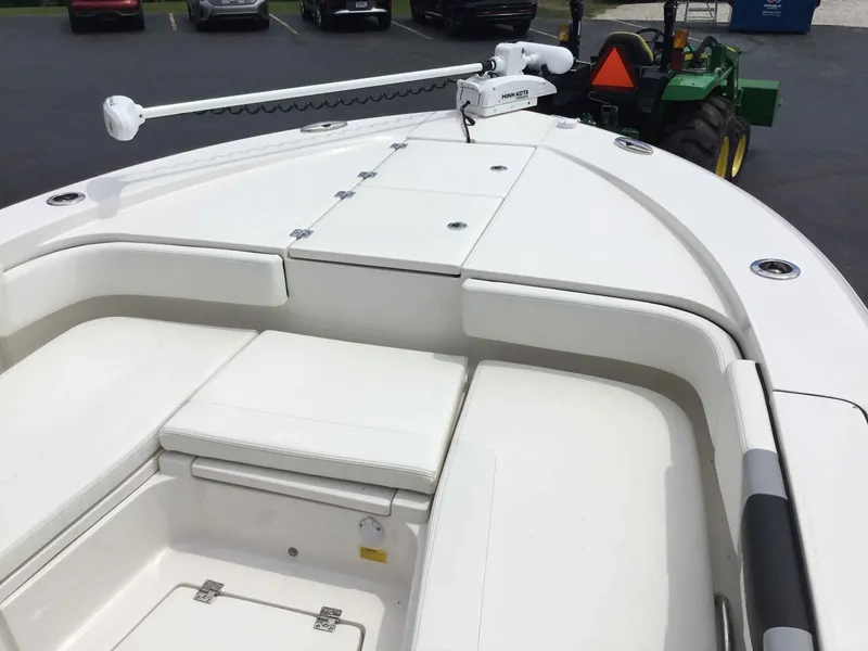 Slide: The Image of Robalo 266 Cayman 2025 - 8