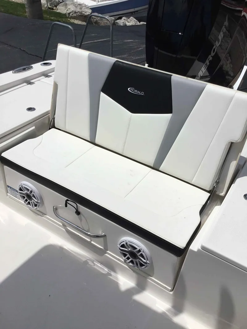 Slide: The Image of Robalo 266 Cayman 2025 - 15