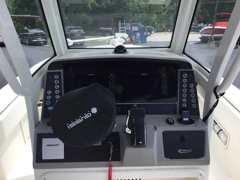 Slide: The Image of Robalo 266 Cayman 2025 - 7