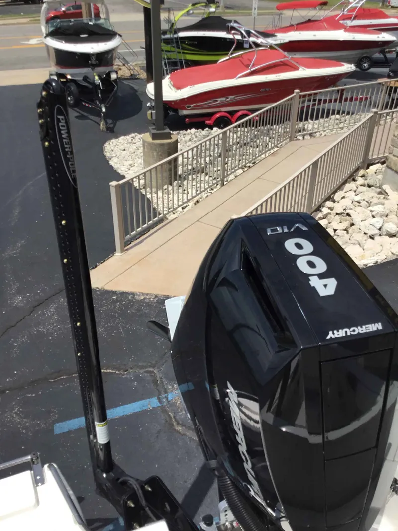 Slide: The Image of Robalo 266 Cayman 2025 - 16