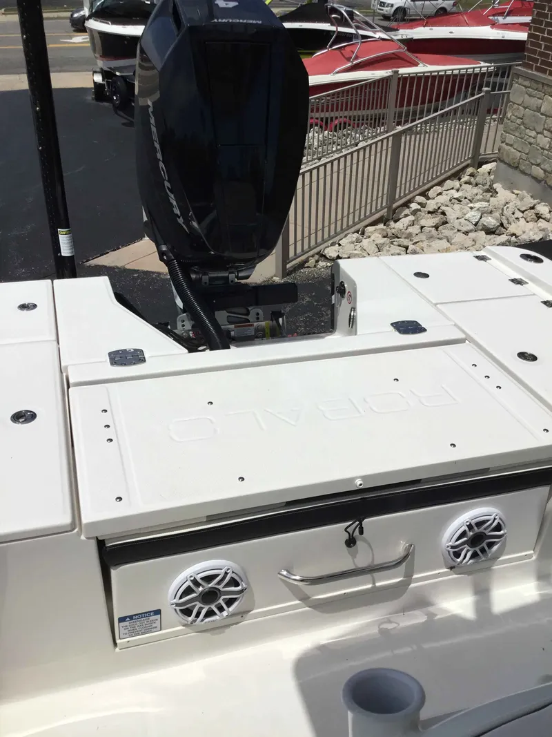 Slide: The Image of Robalo 266 Cayman 2025 - 14
